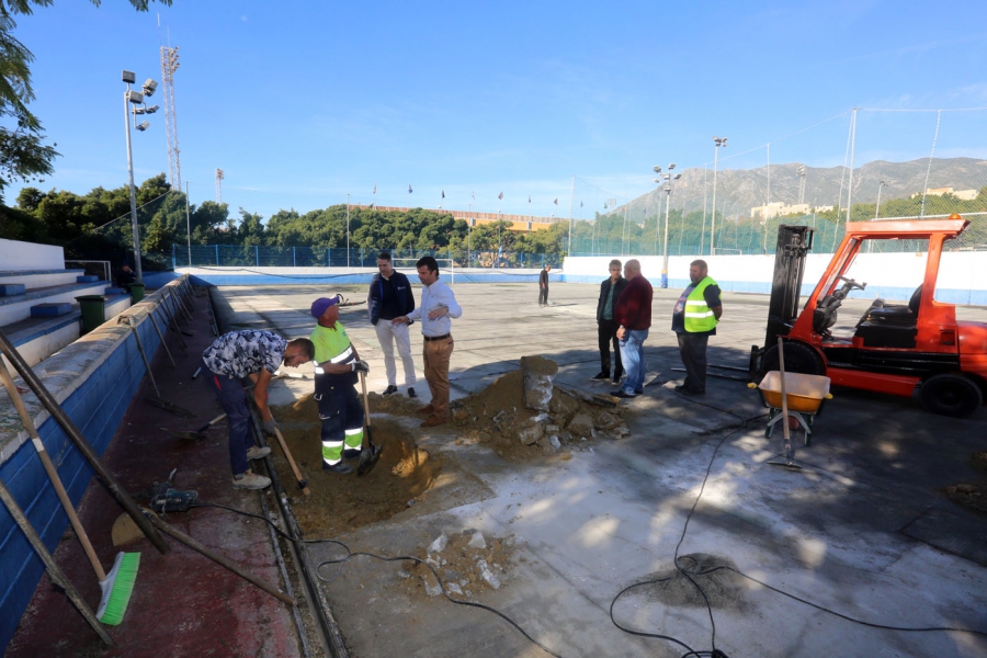 El Ayuntamiento sustituye el césped artificial de los campos de fútbol 5 y 7 del Complejo Deportivo Antonio Serrano Lima