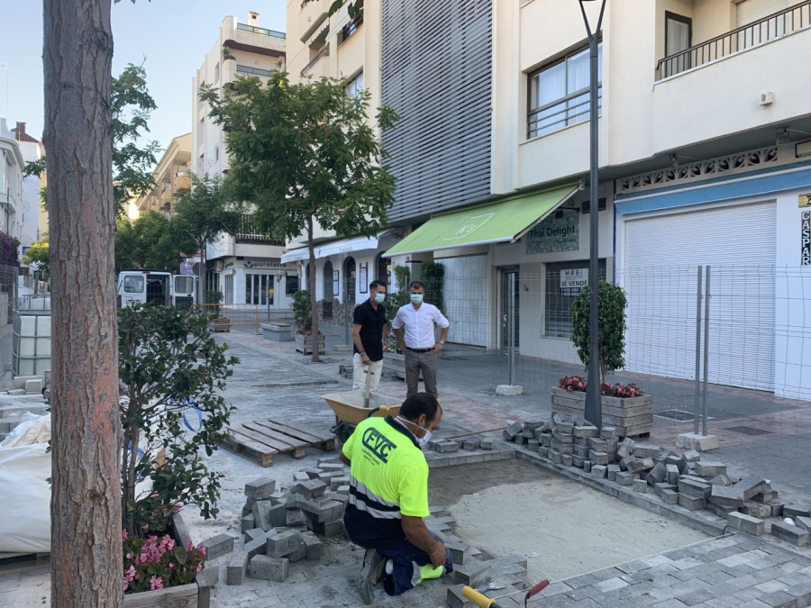 El Ayuntamiento impulsa mejoras en el pavimento de calle Notario Luis Oliver con cargo a la empresa constructora que realizó la reforma de la vía