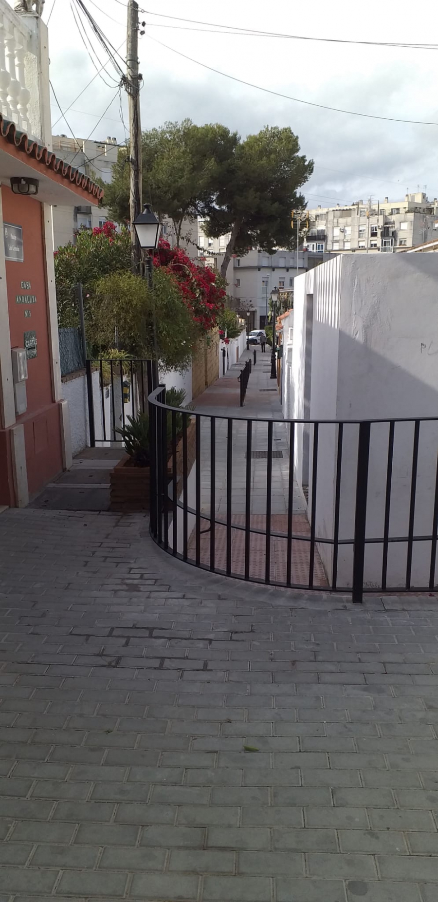 El Ayuntamiento culmina las actuaciones en el Pasaje Luis Cernuda de Nueva Andalucía con una rampa que elimina las barreras arquitectónicas y la mejora de la iluminación