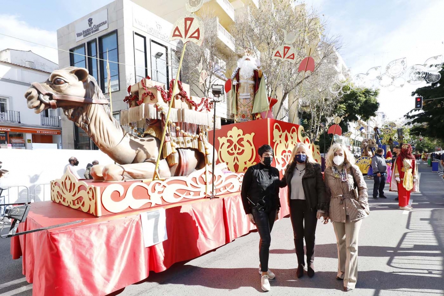 Las cabalgatas estáticas de los Reyes Magos llenan de ilusión a los más pequeños en Marbella y San Pedro Alcántara