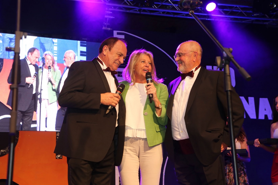La alcaldesa acompaña al Dúo Arenal en la fiesta de celebración de sus 30 años de trayectoria musical