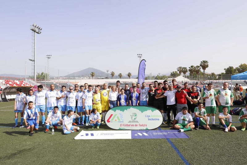 La alcaldesa respalda la clausura de la Liga Andaluza Inclusiva de Fútbol, que ha congregado a una docena de equipos de la provincia en el Estadio Municipal Antonio Naranjo de San Pedro Alcántara