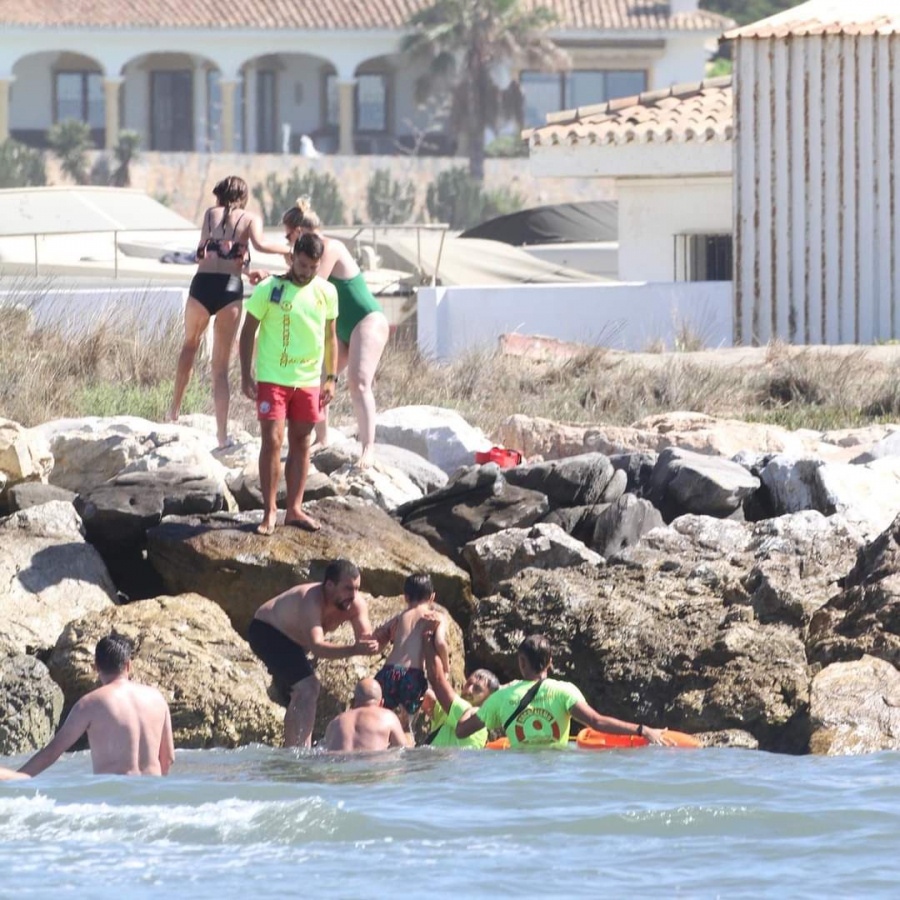 El dispositivo de playas rescata a ocho bañistas, cinco de ellos menores, en una zona rocosa de la Playa de Cabopino