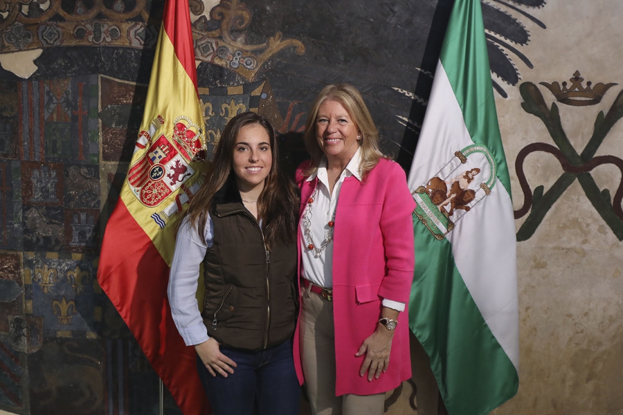 La alcaldesa reconoce la trayectoria deportiva de la joven jinete marbellí Marta Mesa