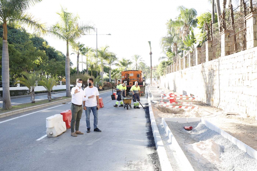 El Ayuntamiento continúa los trabajos de revitalización de Nueva Andalucía con la creación de un tramo de 250 metros lineales de acerado en la avenida Príncipe Salman