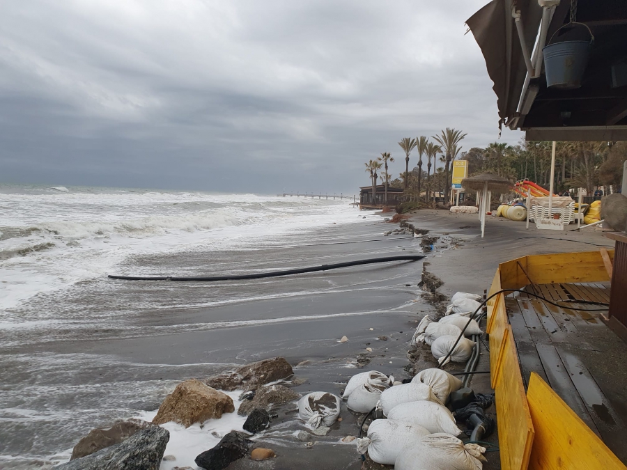La alcaldesa asegura que “las playas de Marbella y San Pedro Alcántara no pueden aguantar ni un temporal más” y urge al Gobierno central “a reaccionar y a ejecutar los espigones”