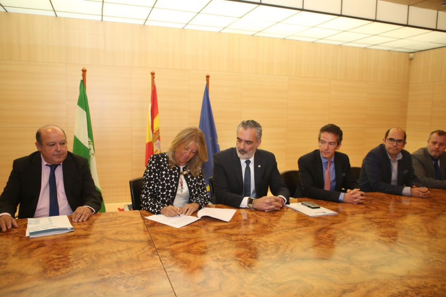 El Ayuntamiento y AEHCOS firman un convenio para potenciar la promoción turística de la ciudad y favorecer la desestacionalización