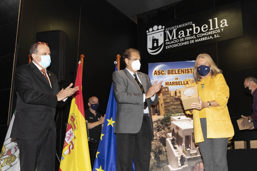 El Ayuntamiento recibe una distinción de la Asociación Belenistas de Marbella para agradecerle su lucha en primera línea contra el Covid-19