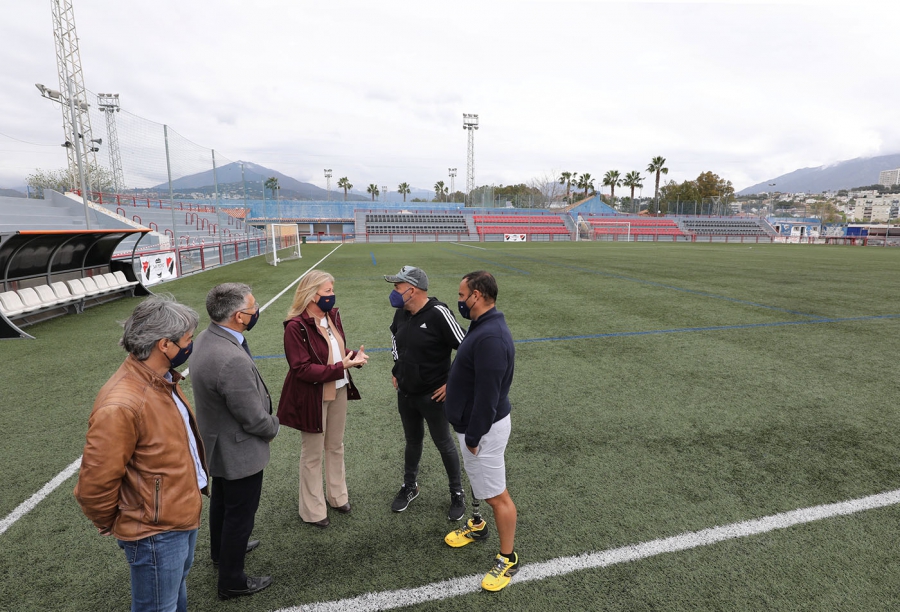 La alcaldesa destaca el avance de los trabajos para la remodelación integral del Estadio municipal Antonio Naranjo de San Pedro Alcántara, cuya ejecución alcanza un 50%