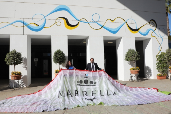El Ayuntamiento entrega a la deportista Pilar Montero un nuevo parapente con el patrocinio de Marca Marbella