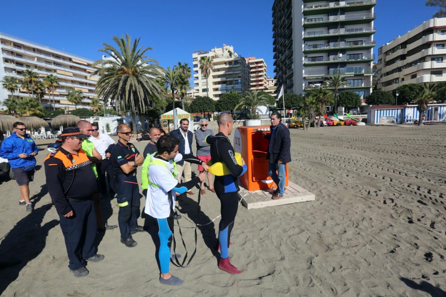 Bomberos, Protección Civil y socorristas participan en un simulacro de salvamento mediante el uso de los puntos naranjas instalados en las playas
