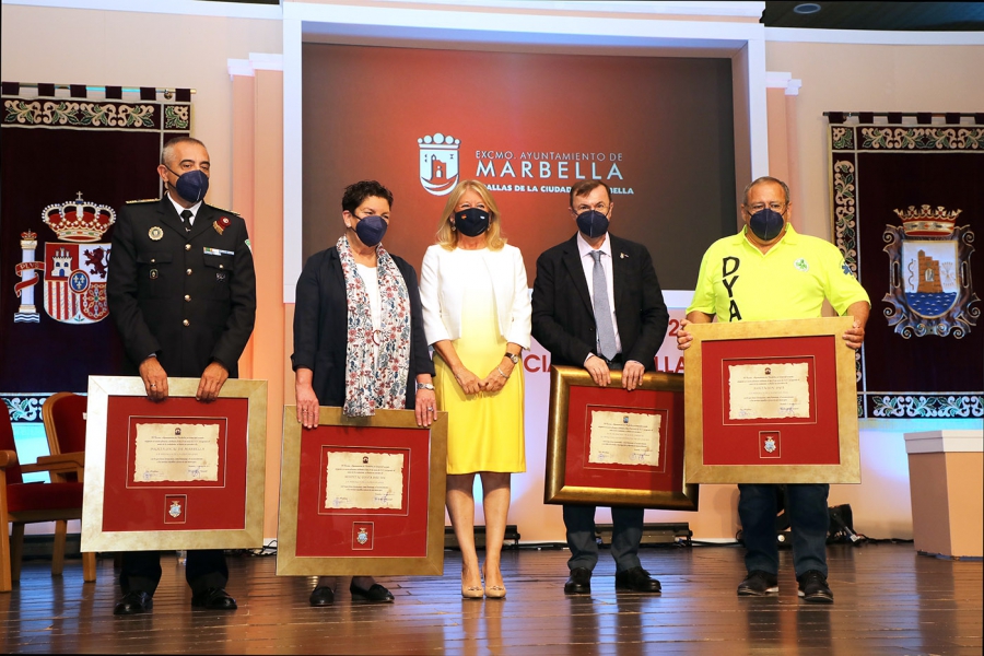Marbella entrega las Medallas de la Ciudad a la Asociación DYA, la Policía Local y el Hospital Costa del Sol por su esfuerzo y generosidad durante la pandemia