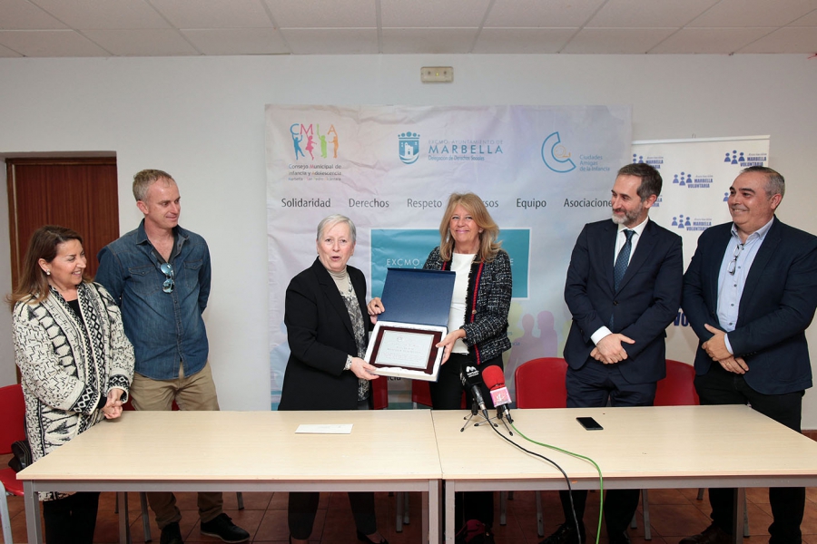 El Ayuntamiento reconoce a la asociación Marbella Voluntaria por el servicio de higiene que ha prestado a las personas sin hogar desde el año 2012
