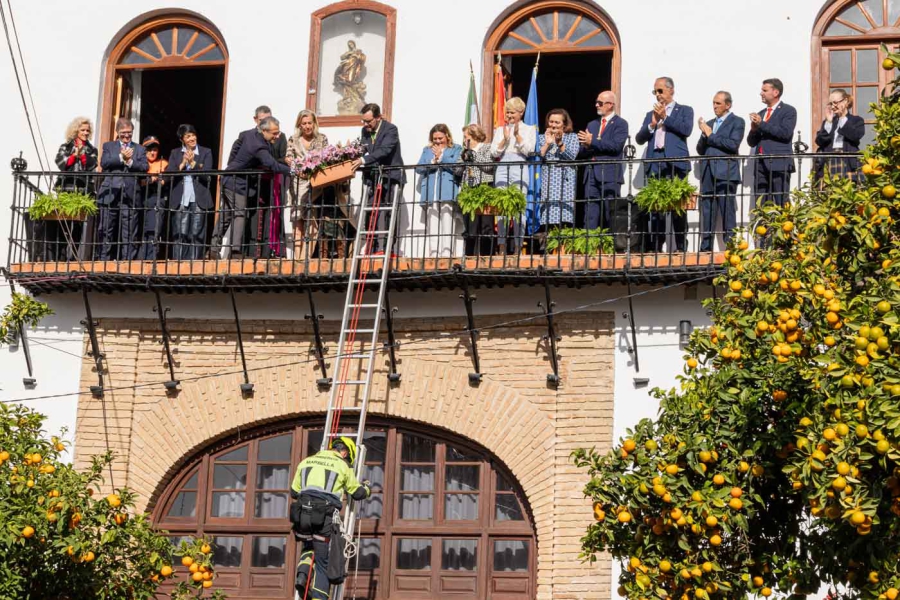 La ciudad rinde homenaje a la Virgen de la Inmaculada con una ofrenda floral en la fachada del Ayuntamiento por parte del Cuerpo de Bomberos