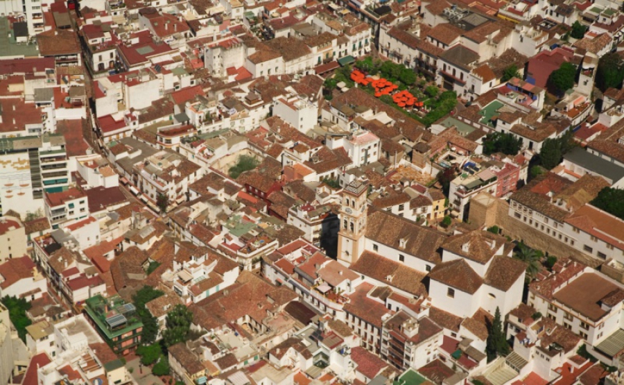 Vista aérea del Casco Histórico. En el centro la Iglesia de la Encarnación, al fondo la Plaza de los Naranjos