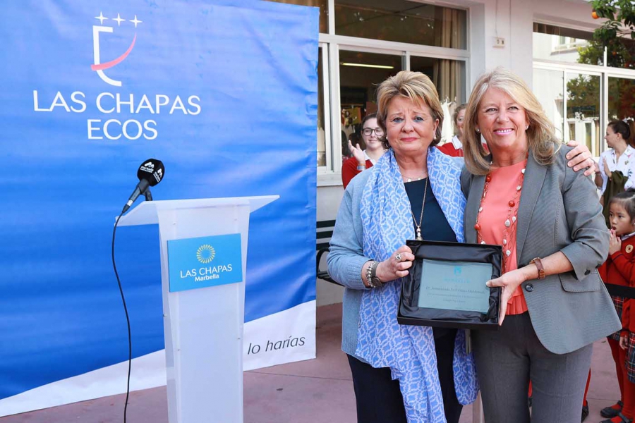 La alcaldesa asiste al acto de reconocimiento a la directora del colegio de Las Chapas, Inmaculada del Olmo, por sus 37 años de trayectoria profesional en Marbella