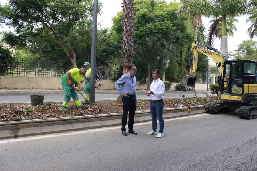 El Ayuntamiento trabaja en la renovación del riego automático y el ajardinamiento de la avenida Príncipe Salman con el objetivo de reducir a la mitad el consumo de agua