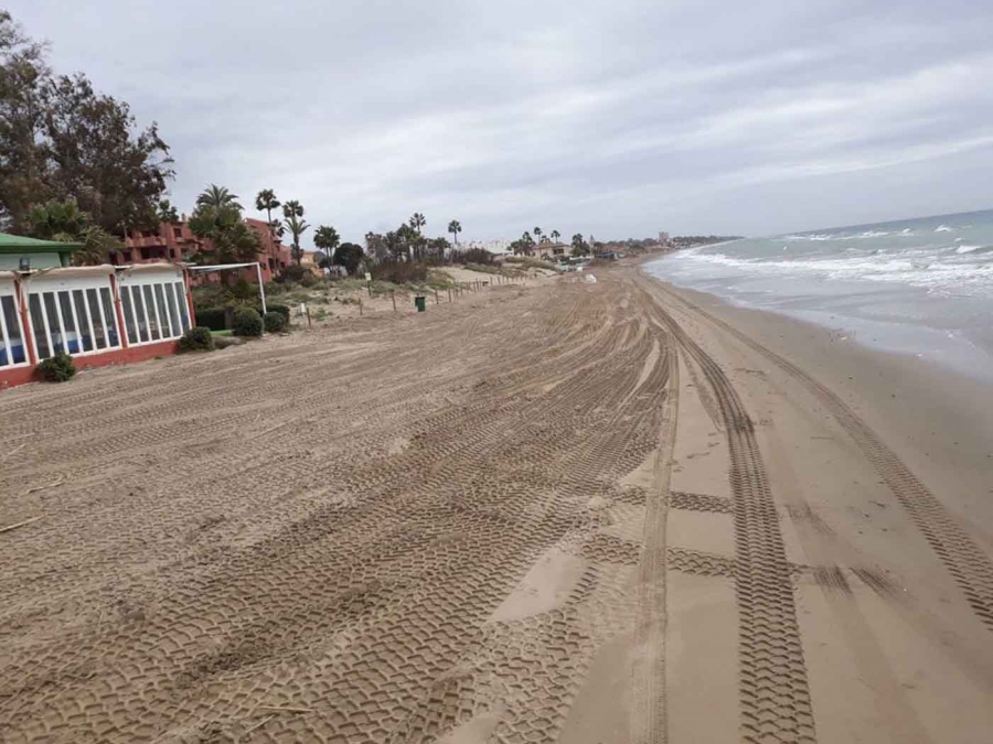 Playas trabaja para poner a punto el litoral del municipio centrándose en la zona de Las Chapas