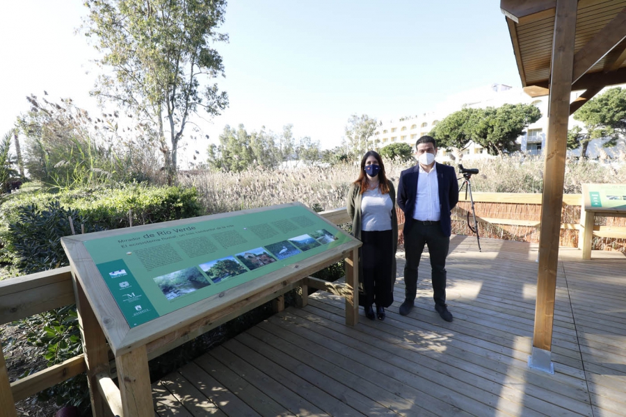 El Ayuntamiento y la Diputación de Málaga crean un mirador ornitológico en la desembocadura del Río Verde para poner en valor la flora y fauna de esta zona
