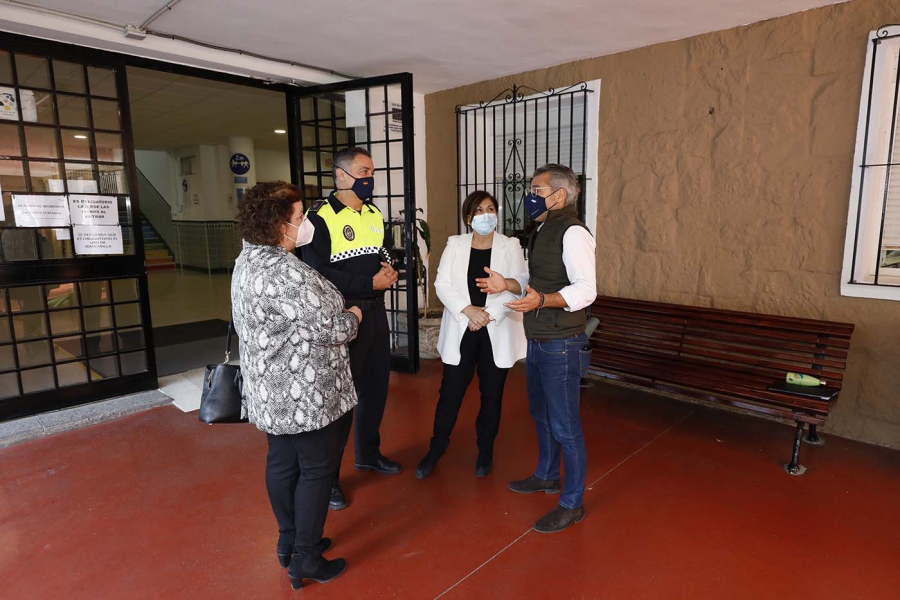 La Policía Local de Marbella realiza una campaña informativa sobre las medidas de prevención frente al Covid-19 en centros educativos del municipio