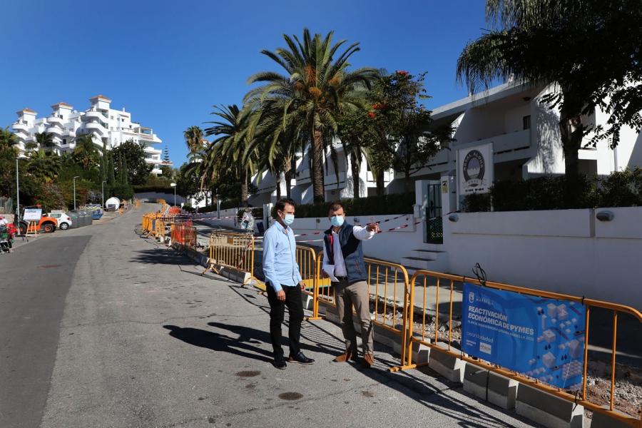La concejalía de Obras emprende el acondicionamiento del acerado, la reordenación del aparcamiento y la mejora de la iluminación en la calle Las Gardenias de Nueva Andalucía