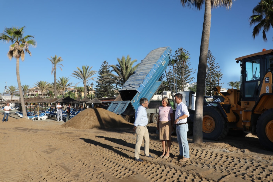 El Ayuntamiento realiza aportes de arena en horario nocturno para mejorar las playas de San Pedro Alcántara a la espera de que el Gobierno central “dé una solución definitiva con la ejecución de los espigones”