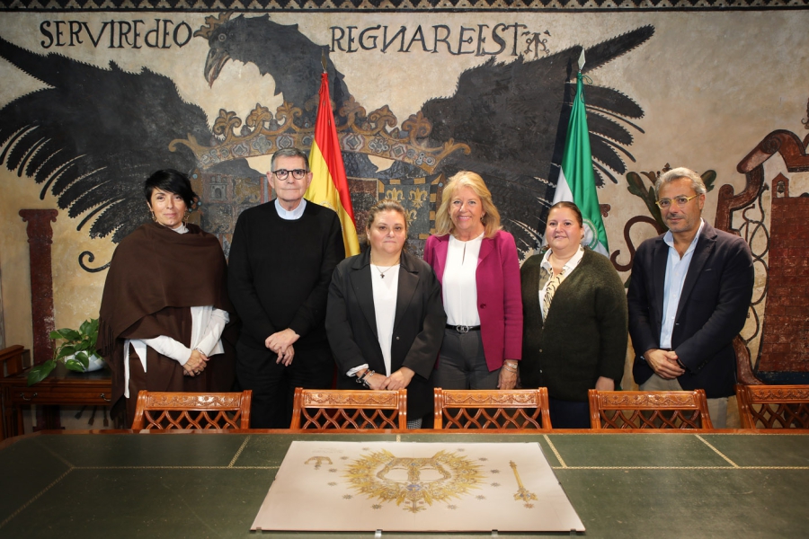 La Hermandad de la Virgen del Carmen presenta a la alcaldesa el diseño de la nueva diadema de la patrona de Marbella con motivo de su coronación canónica
