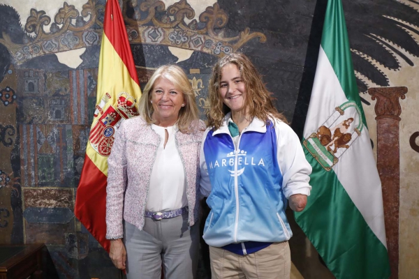La alcaldesa destaca “la trayectoria deportiva y el espíritu de superación” de Sarah Almagro, que se incorpora al programa de patrocinio ‘Marca Marbella’