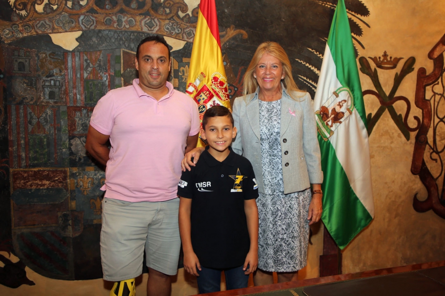 La alcaldesa recibe al joven piloto marbellí Jesús Ríos y destaca su carácter ganador