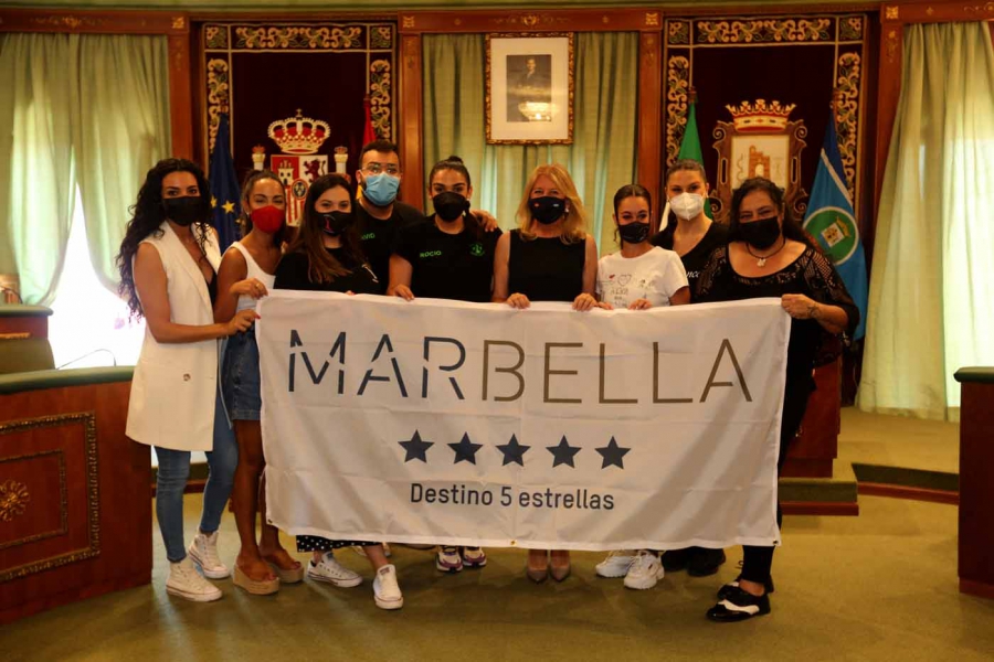 La alcaldesa recibe a cinco academias de baile que representarán a la ciudad en la final del concurso ‘Vive tu sueño’, que tendrá lugar en Tarragona del 18 al 20 de junio