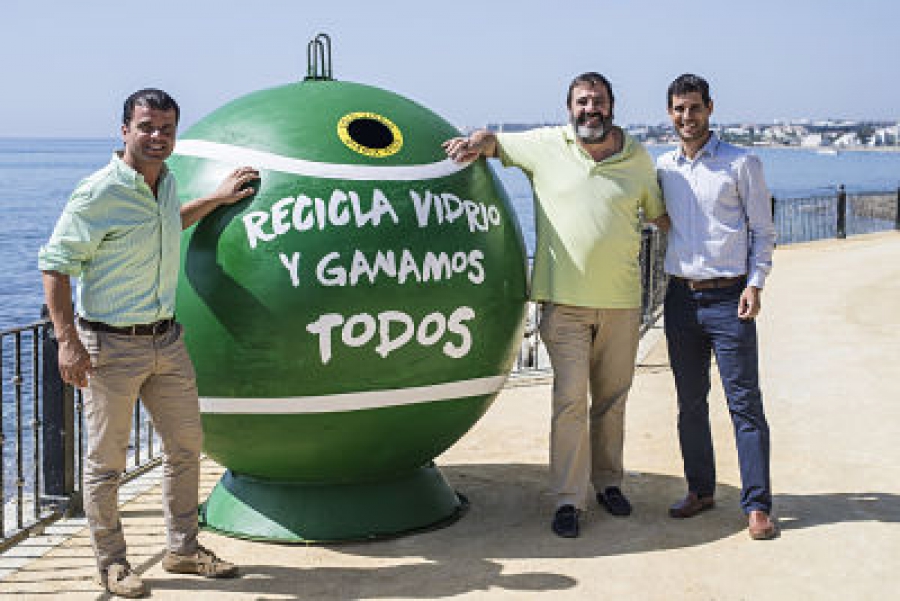 El Ayuntamiento de Marbella y Ecovidrio colocan 17 contenedores con forma de pelotas de tenis gigante en las calles de la ciudad