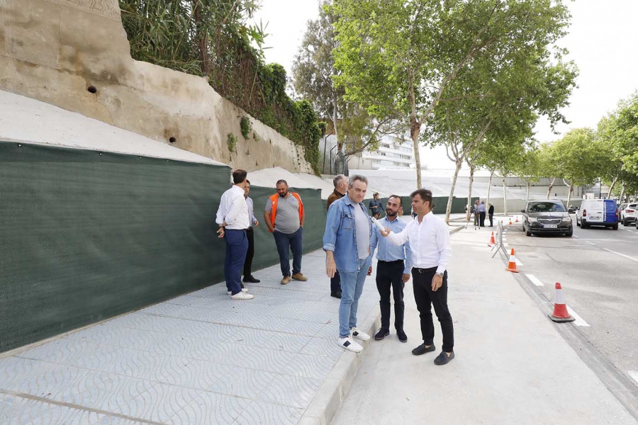 La reforma del tramo sur de la avenida José Manuel Vallés duplica las plazas de aparcamiento en la zona y favorece la movilidad peatonal con aceras más amplias