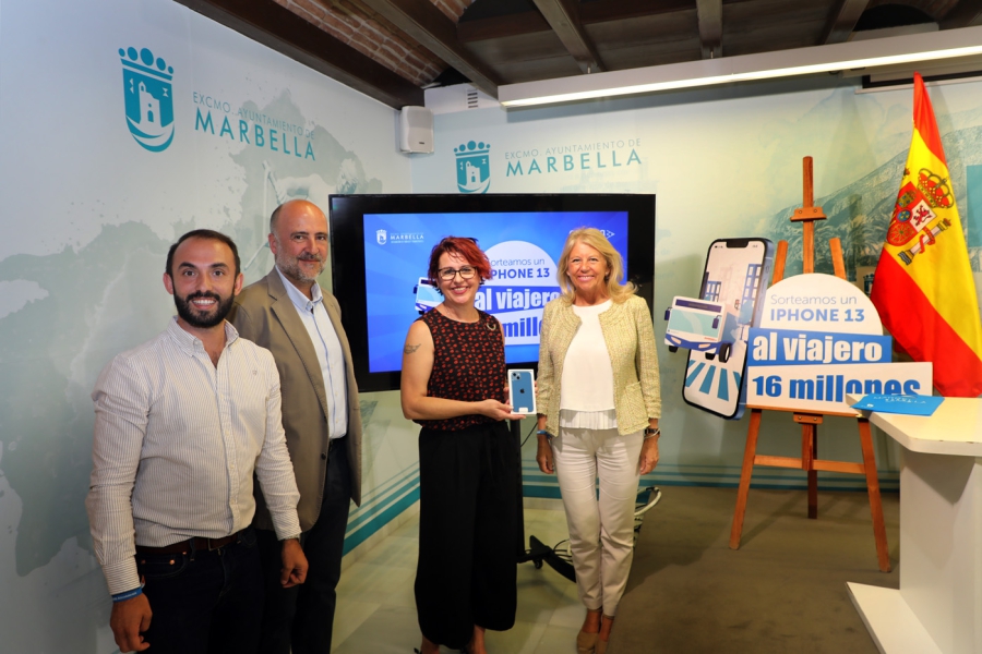 El Ayuntamiento y Avanza entregan el premio de la campaña ’16 Millones de Gracias’, que reconoce la confianza de los viajeros en el transporte público