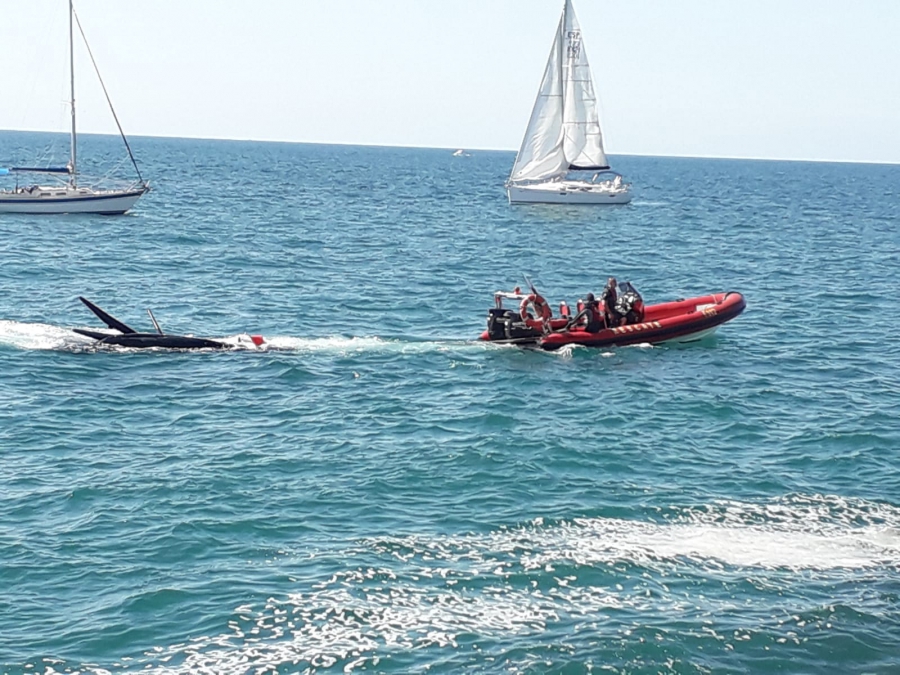 Bomberos de Marbella remolcan una zodiac en el Puerto Deportivo, que se encontraba a tres millas del centro portuario