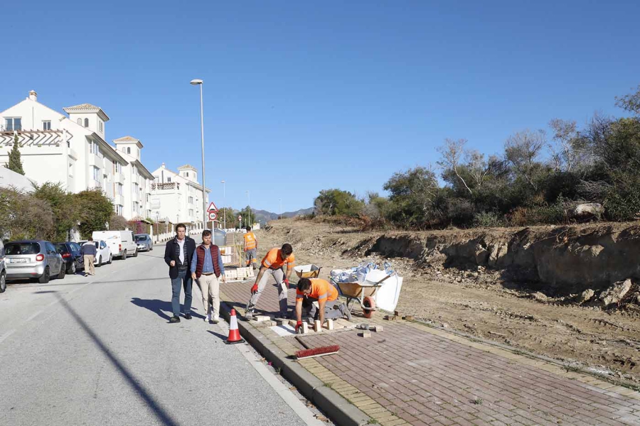 El Ayuntamiento mejora la seguridad vial y la movilidad peatonal en la avenida Alcudia de Las Chapas