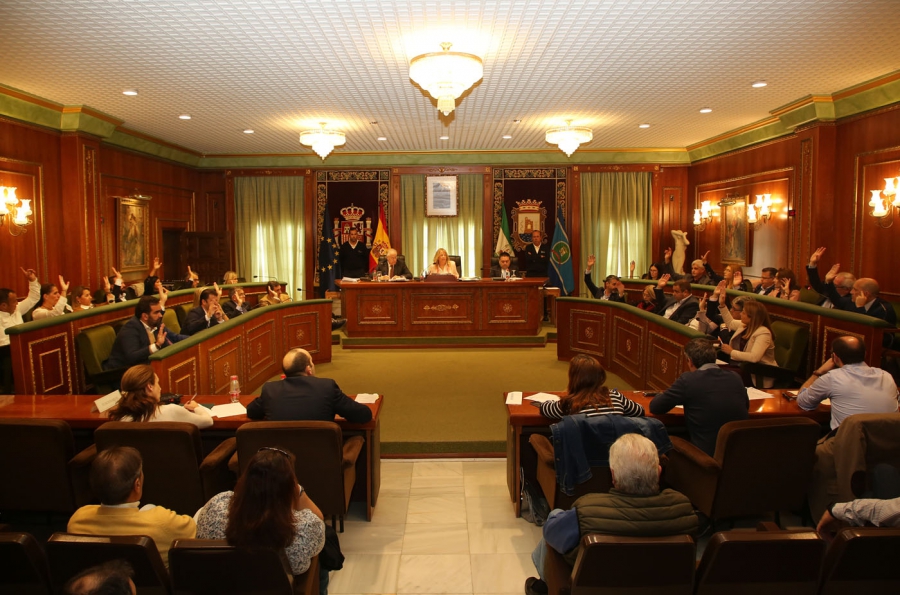El Pleno inicia por unanimidad el procedimiento para nombrar como Hijos Predilectos a Dani García y Pepón Nieto y Adoptiva a Azahara Muñoz