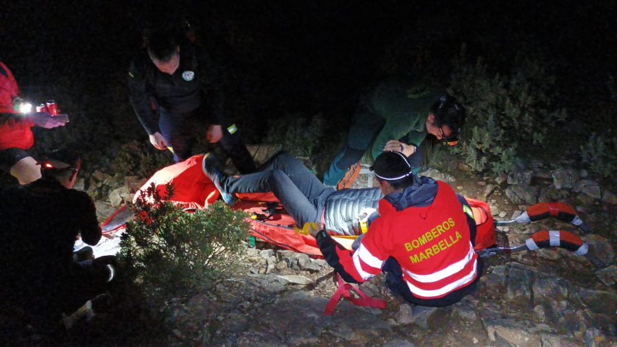 Bomberos de Marbella rescatan a un joven de nacionalidad polaca accidentado en las inmediaciones del pico de La Concha