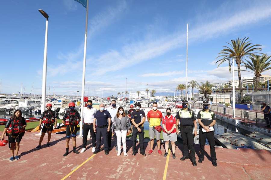 Un total de 35 efectivos de servicios de emergencias participa en un ejercicio de salvamento marítimo en el Puerto Deportivo Virgen del Carmen