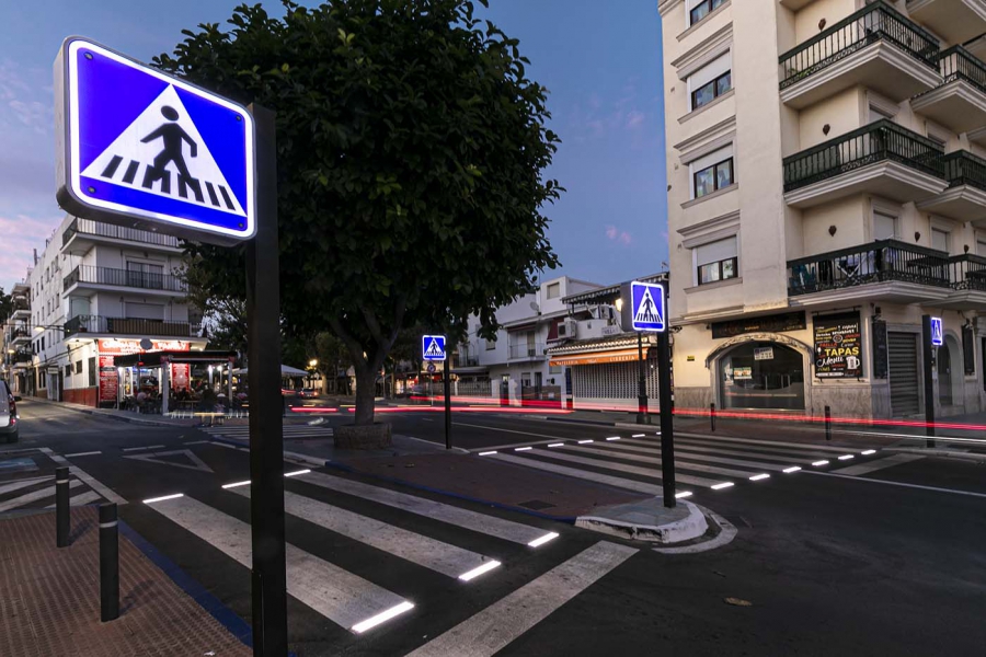 La Tenencia de Alcaldía de San Pedro Alcántara mejora la seguridad vial en la avenida Pablo Ruiz Picasso e instala los primeros pasos de peatones inteligentes