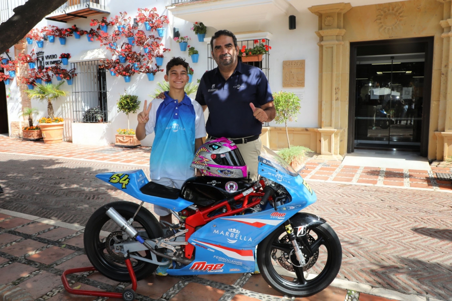 El Ayuntamiento respalda la carrera deportiva del joven piloto local Jesús Ríos con un patrocinio de 121.000 euros hasta 2025 dentro del programa ‘Marca Marbella’