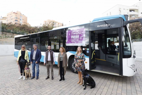 Ayuntamiento y Grupo Avanza se suman a la campaña ‘Parar las violencias machistas’ y añaden junto a las paradas a demanda la novedad de subir a los autobuses urbanos los perros de protección de las víctimas