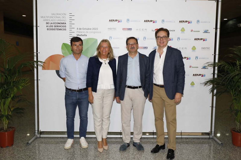La alcaldesa señala que la apuesta de la Asociación Española de Parques y Jardines Públicos por Marbella “avala la gestión municipal de las zonas verdes y el arbolado urbano”