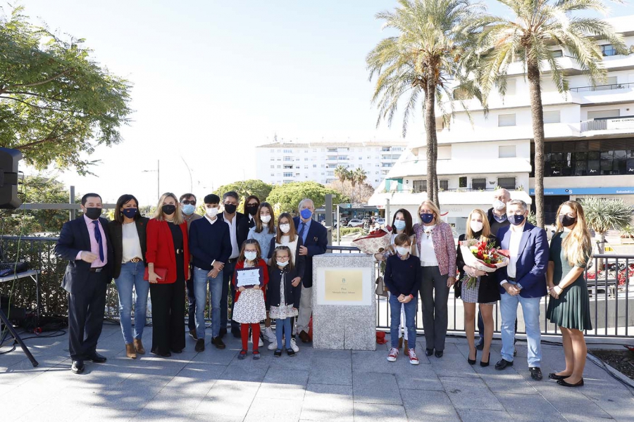El Ayuntamiento reconoce la trayectoria social y el compromiso con los más vulnerables de Manuela Braos con la inauguración de un parque en su nombre en San Pedro Alcántara