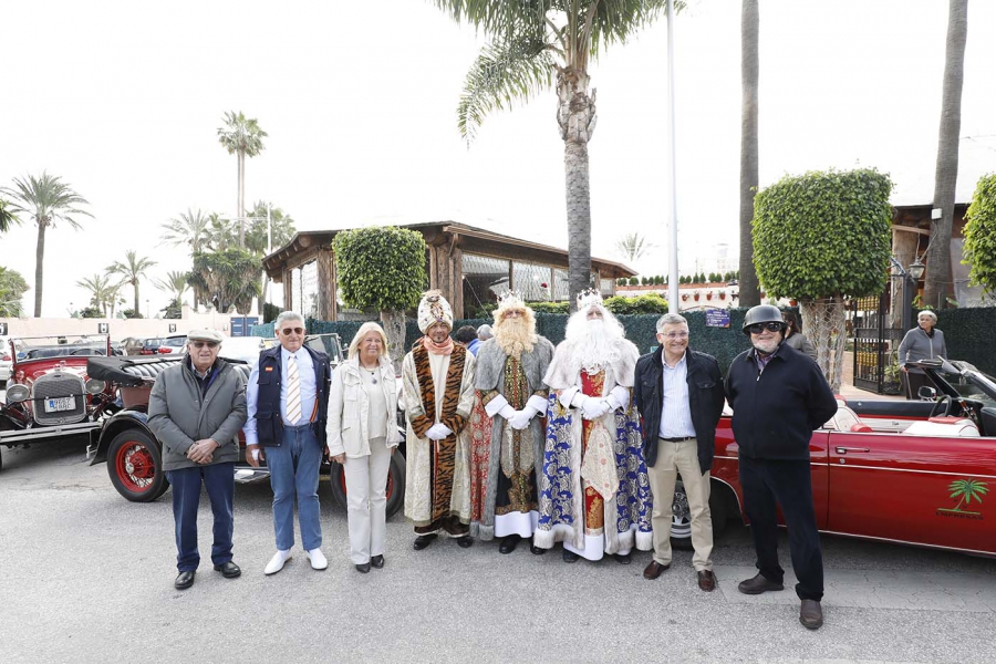 La alcaldesa asiste al recorrido de los Reyes Magos de Oriente en coches de época por San Pedro Alcántara como anticipo de la Gran Cabalgata que tendrá lugar mañana jueves