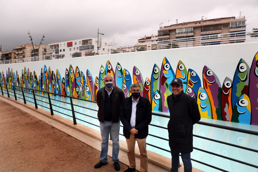 El artista Curro Leyton concluye el mural ‘La Sardiná’ con el que la Tenencia de Alcaldía de San Pedro Alcántara refuerza el atractivo del Bulevar