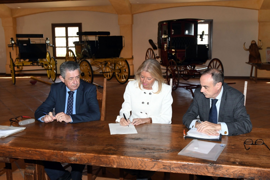 La alcaldesa firma la recepción de las fincas de La Caridad y Siete Corchones, que se incorporan al patrimonio municipal, “tras más de quince años de trabajo para que Marbella recuperase los bienes esquilmados”