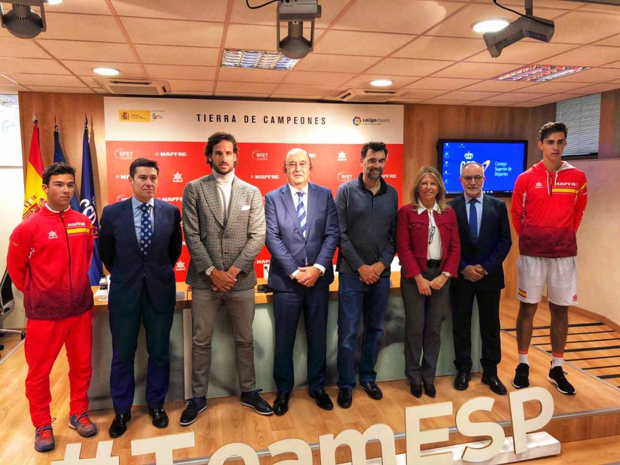La alcaldesa asegura en la presentación del equipo español que para Marbella la Copa Davis “es un privilegio deportivo y turístico”