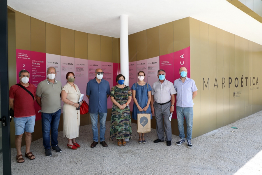 La cuarta edición del Festival de Poesía Marpoética arranca en la Biblioteca Central Fernando Alcalá con tres exposiciones que unen los versos con el tejido cultural local