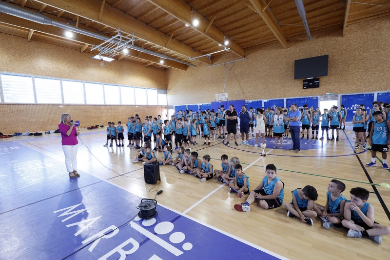 La alcaldesa subraya que el Marbella Basket “transmite los valores deportivos de la marca Marbella” durante la fiesta de fin de temporada del club