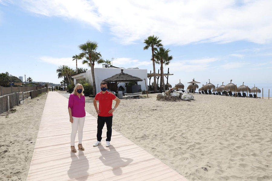 El Ayuntamiento instala una pasarela desmontable en la playa de El Cable para ampliar las zonas de paseo, esparcimiento y práctica deportiva de vecinos y visitantes